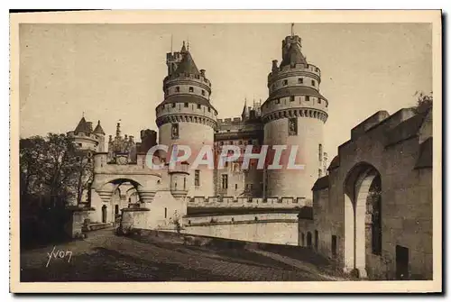 Ansichtskarte AK Chateau de Pierrefonds Oise L'Entree du Chateau et Tours Charlemagne