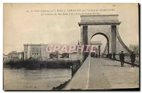 Ansichtskarte AK Le Pont suspendu sur le Rhone a Tarascon par l'arrivee du Beaucaire le chateau du Roi Rene et le