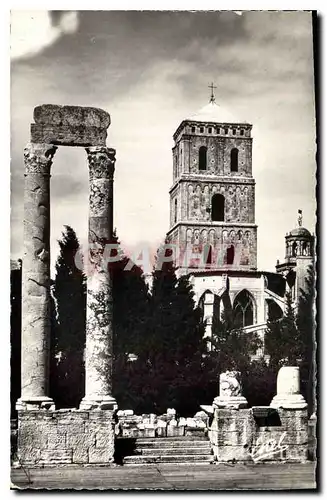 Ansichtskarte AK Arles Les Colonnes du Theatre antique et la Cathedrale St Trophime