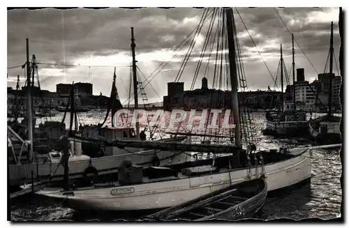 Cartes postales moderne Le Carrefour du Monde Marseille Le Vieux Port Crepuscule Bateaux le cygne