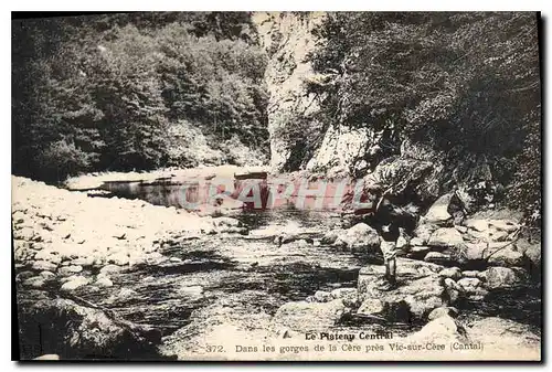Ansichtskarte AK Le Plateau Central Dans des gorges de la Cere pres Vic sur Cere Cantal Peche Pecheur