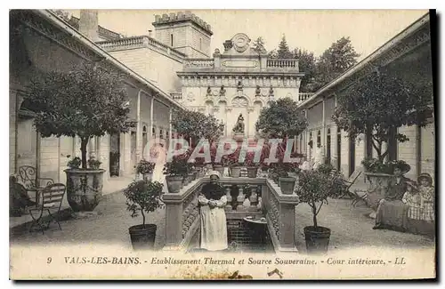 Cartes postales Vals les Bains Etablissement Thermal et Source Souveraine Cour Interieure