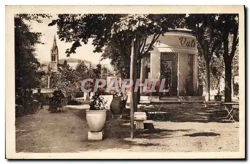 Ansichtskarte AK Vals les Bains Square de la Source Vals les Bains St Jean et l'Eglise