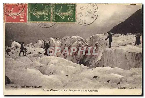 Cartes postales Massif du Mont Blanc Chamonix Traverse d'une Crevasse Alpinisme