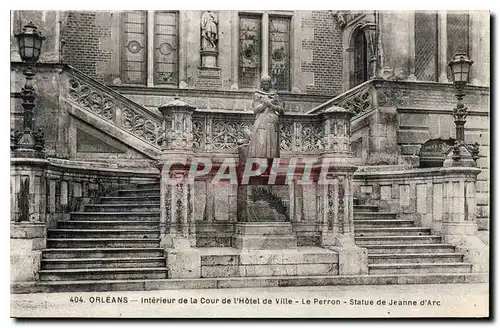 Cartes postales Orleans interieur de la Cour de l'hotel de Ville le Perron statue de Jeanne d'Arc