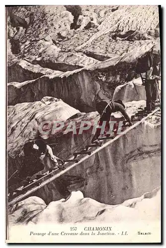 Ansichtskarte AK Chamonix Passage d'Une Crevasse dans la Jonction Alpinisme