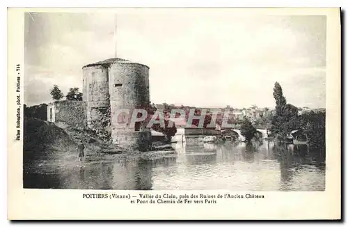 Ansichtskarte AK Poitiers Vienne Vallee du Clain pres des Ruines de l'Ancien Chateau et Pont de Chemin de Fer ver