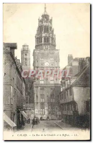 Cartes postales Calais La Rue de la Citadelle et le Beffroi