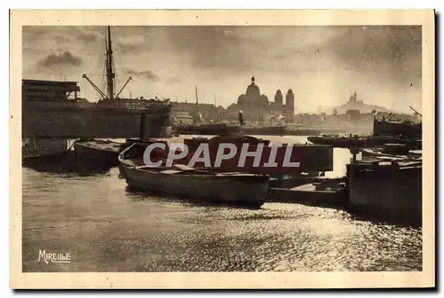 Cartes postales Marseille Un coin de Port de la Joliette dans le lointain la Cathedrale et Notre Dame de la Gard