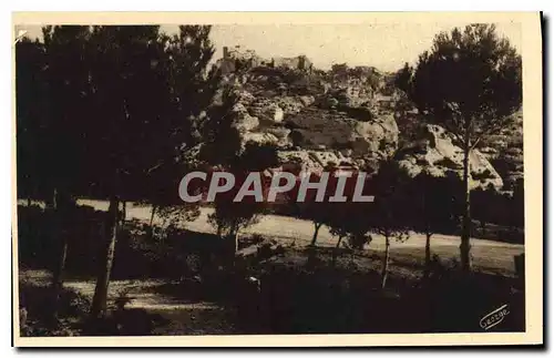 Cartes postales Les Baux vue sur l'antique citee prise a travers les pins de la route de St Remy