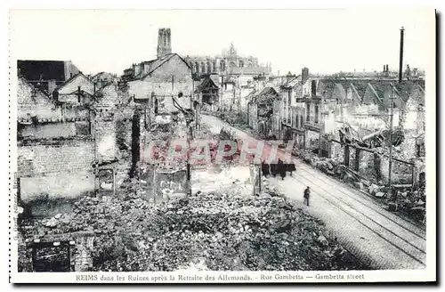 Cartes postales Reims dans les Ruines apres la Retraite des Allemands rue Gambetta