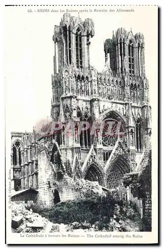 Cartes postales Reims dans les Ruines apres la Retraite des Allemands la Cathedrale a travers les Ruines