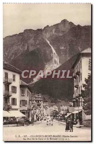 Ansichtskarte AK Chamonix Mont Blanc Haute Savoie la Rue de la Gare et le Brevent