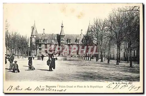 Cartes postales Nevers Palais Ducal et Place de la Republique