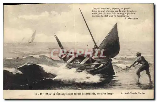 Cartes postales En Mer Echouage d'une barque desemparee par gros temps