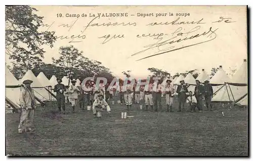 Ansichtskarte AK Camp de la Valbonne Depart pour la soupe Militaria