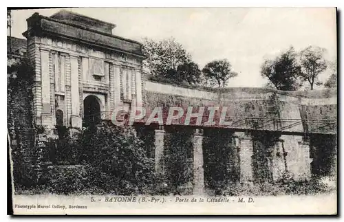 Ansichtskarte AK Bayonne B Pyr Porte de la Citadelle