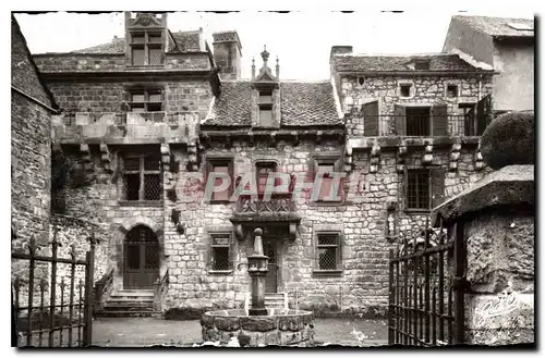 Cartes postales L'Auvergne Besse en Chandesse Cour et Maison du XV siecle Manoir Sainte Marie des Remparts