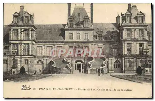 Cartes postales Palais de Fontainebleau Escalier du Fer a Cheval et Facade sur le Chateau