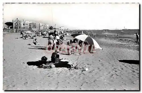 Cartes postales moderne Le Grau du Roi Gard La Plage au fond les jetees