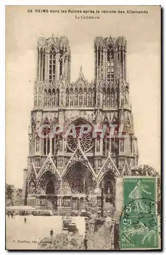 Cartes postales Reims dans les Ruines apres la retaite des Allemands La Cathedrale