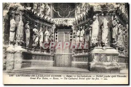 Cartes postales Les Ruines de la grande guerre Reims La Cathedrale Portail gauche apres l'incendie