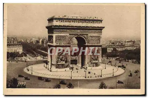 Cartes postales Paris en flanant L'Arc de Triomphe et la Place de l'Etoile c'est sous ce monument que repose le