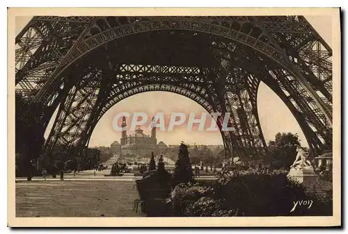 Ansichtskarte AK Paris en Flanant sous la Tour Eiffel dans le fond le Trocadero