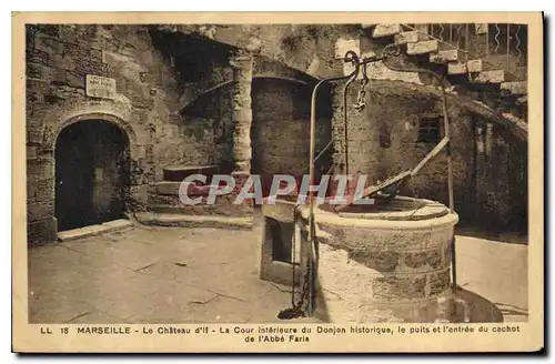 Cartes postales Marseille Le Chateau d'If la Cour interieure du Donjon historique le puits et l'Entree du Cachot