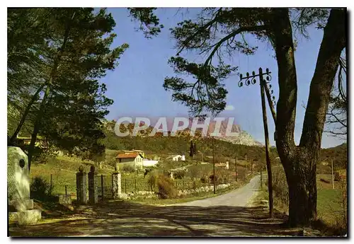 Cartes postales Environs d'Aix en Provence Stele a Cezanne du Tholonet Dans le fond le Massif de Sainte Victoire