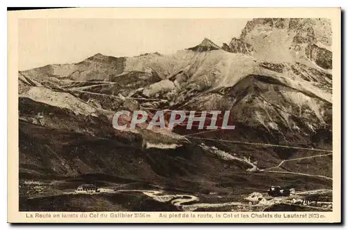 Cartes postales La Route en lacets du Col du Galibier Au pied de la route le Col et les Chalets du Lautaret
