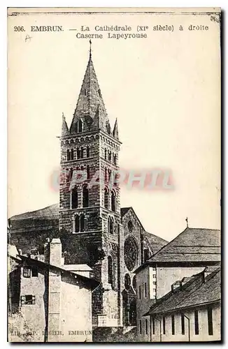 Cartes postales Embrun La Cathedrale a droite Caserne Lapeyrouse