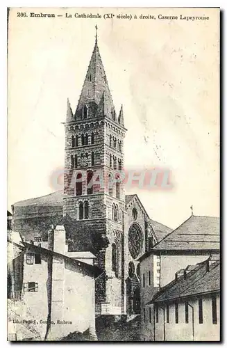 Cartes postales Embrun La Cathedrale a droite Caserne Lapeyrouse