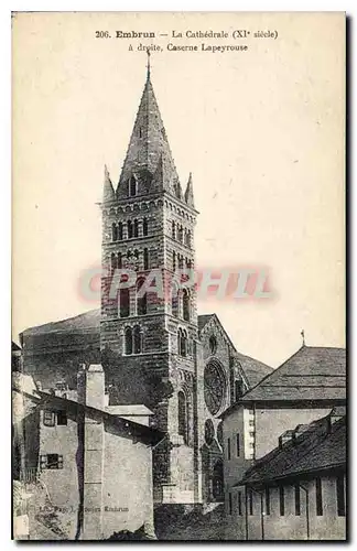 Ansichtskarte AK Embrun La Cathedrale a droite Caserne Lapeyrouse