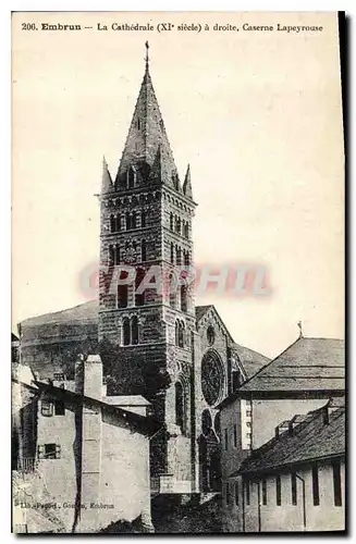 Cartes postales Embrun La Cathedrale a droite Caserne Lapeyrouse