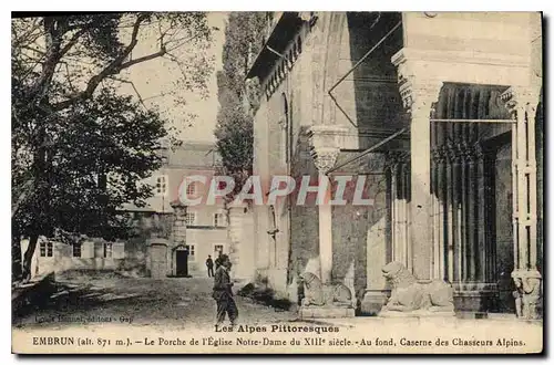 Cartes postales Embrun Le Porche de l'Eglise Notre Dame du XII siecle Au fond Caserne des Chasseurs Alpins