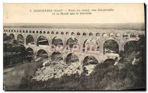 Cartes postales Remoulins Gard Pont du Gard vue d'ensemble et la Route qui le traverse