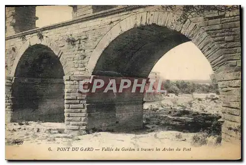 Cartes postales Pont du Gard Vallee du Gardon a travers les Arches du Pont