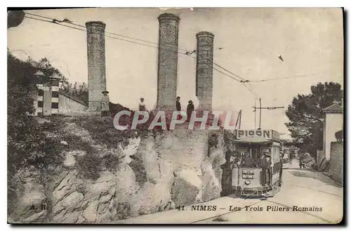 Ansichtskarte AK Nimes Les Trois Piliers Romains Tramway