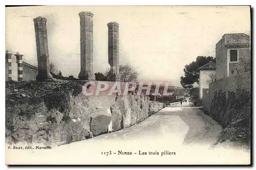 Cartes postales Nimes Les Trois Piliers