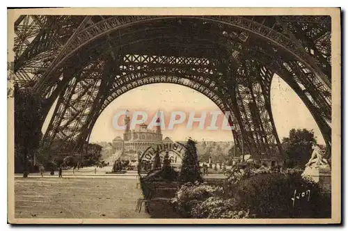 Ansichtskarte AK Paris en flanant Sous la Tour Eiffel dans le fond le Trocadero