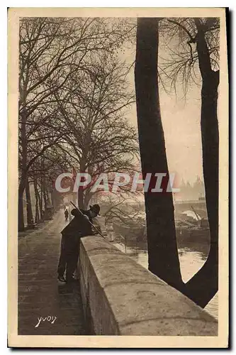 Cartes postales Paris en Flanant Quai du Louvre un Pecheur opiniatre