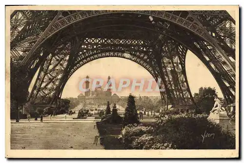 Ansichtskarte AK Paris Sous la Tour Eiffel Dans le fond le Trocadero