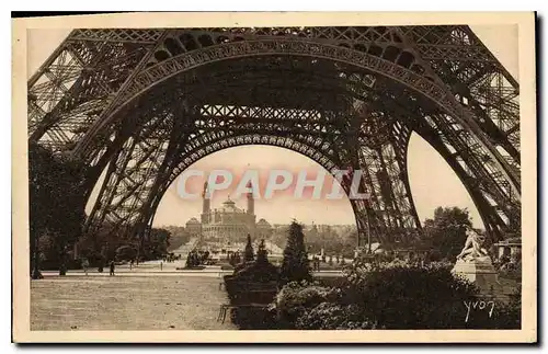 Ansichtskarte AK Paris Sous la Tour Eiffel Dans le fond le Trocadero