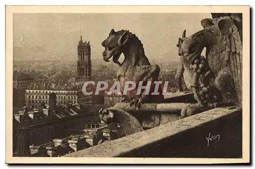 Cartes postales Paris Notre Dame de Paris A gauche des chimeres la Tour St Jacques et le Sacre Coeur