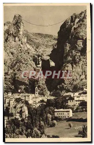 Cartes postales Moustiers Ste Marie Basses Alpes La falaise dominant la ville et la chaine reliant les bords de