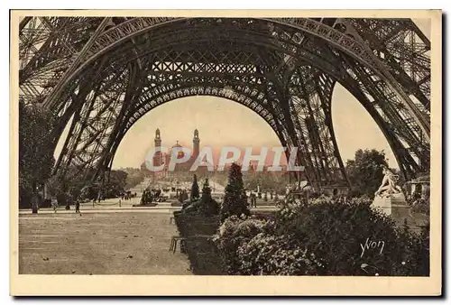 Ansichtskarte AK Paris Sous la Tour Eiffel Dans le fond le Trocadero