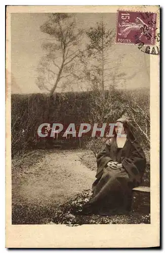 Cartes postales Ste Therese de l'Enfant Jesus assise dans le jardin du Carmel