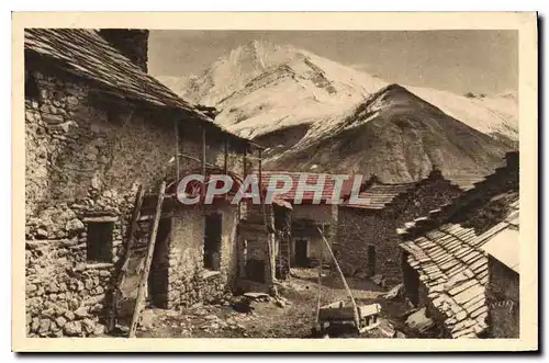 Cartes postales La Douce France Les Alpes Vieilles Maisons du Village de Ventelon pres des Terrasses dans le fon