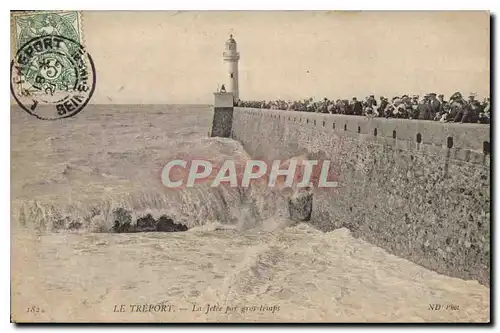 Cartes postales Le Treport La jetee par gros temps Phare